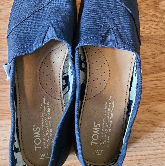 Toms Shoes - 🐳 2/$40 Toms Blue Shoes - Size 7 NWOT